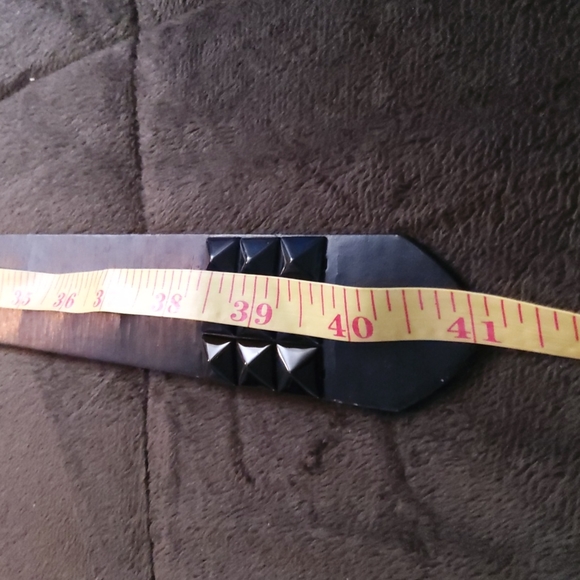 Men's Black Pyramid Studded Belt - Picture 7 of 7